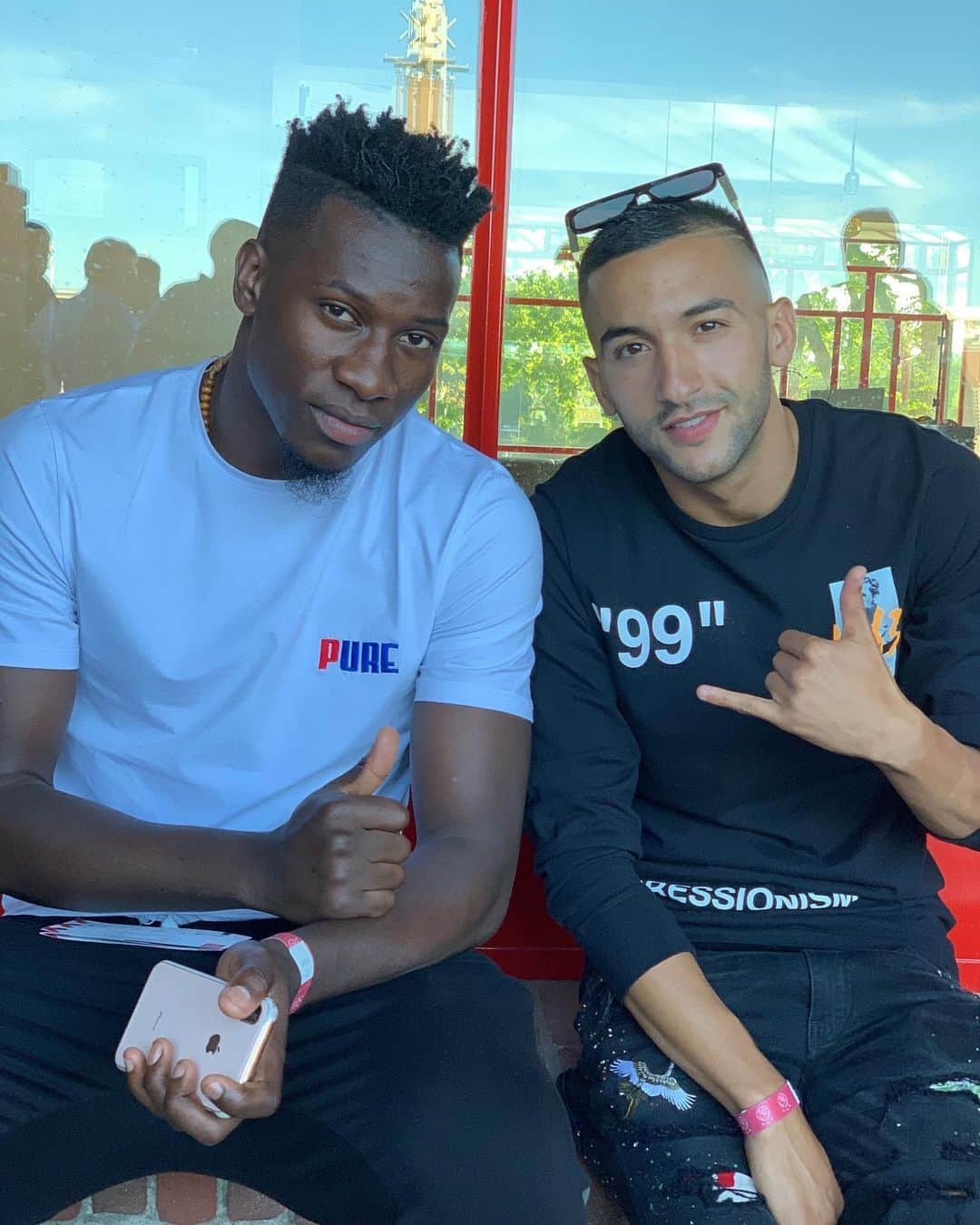 アヤックス・アムステルダムさんのインスタグラム写真 - (アヤックス・アムステルダムInstagram)「Say ‘hi’ to @andreonana.24 & @hziyech. 😏👇 #ajapan #PreSeason 🇳🇱」7月23日 3時05分 - afcajax