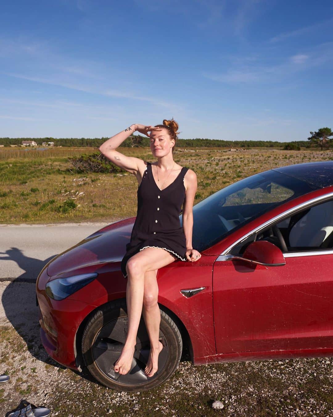 アイコナ・ポップさんのインスタグラム写真 - (アイコナ・ポップInstagram)「This is for our Swedish fans ❤️🚗💨 I samarbete med  @teslamotors kan du nu vinna en roadtrip med en av våra Tesla Model 3 för att köra till Kungsan och träffa oss på Power Summer Party! Klicka på länken i bion för att vara med och tävla😘」7月23日 3時15分 - iconapop