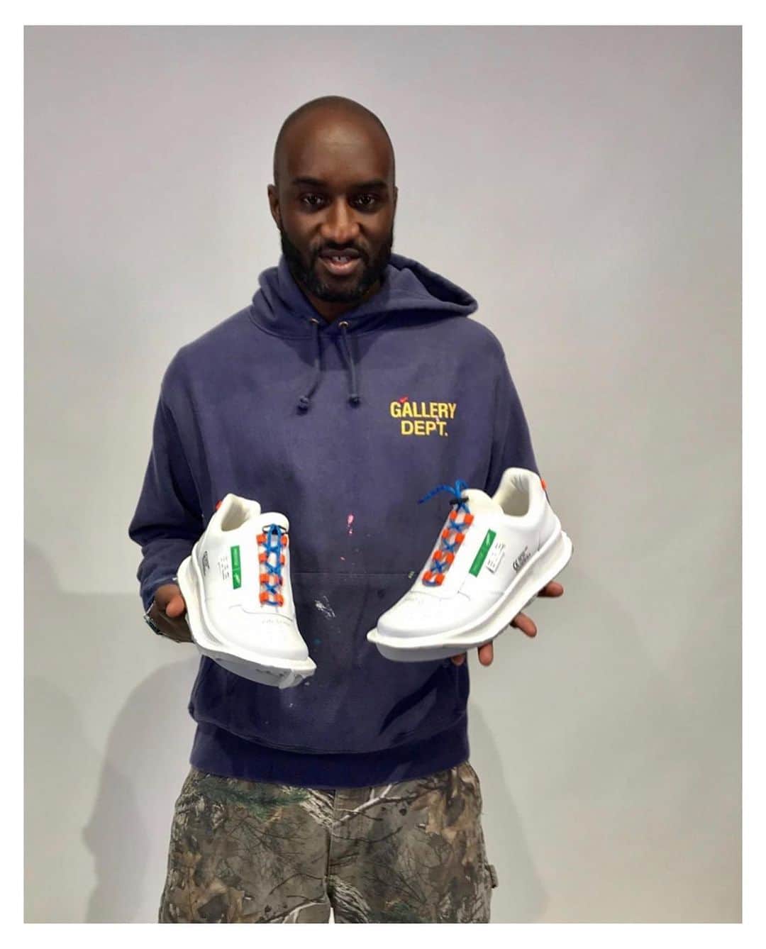 ELLE Czechさんのインスタグラム写真 - (ELLE CzechInstagram)「Tak tomu říkáme bomba! #prestizky navržené českým designérem @jancerny_ pro @virgilabloh 🤟. Gratulujeme  _____ #elleczech #madeinczechoslovakia #GoJan #proudtobeczech credit #JanCerny」7月23日 3時07分 - elleczech