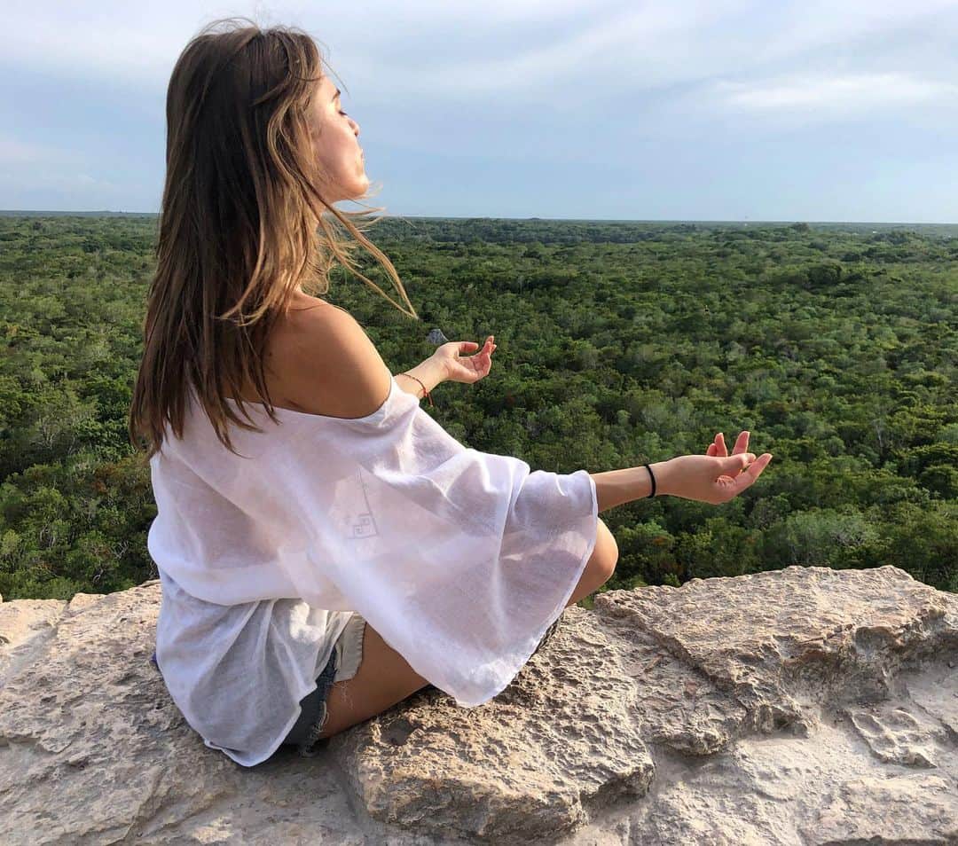 Lana Zakocelaさんのインスタグラム写真 - (Lana ZakocelaInstagram)「Thank you everyone for the birthday wishes!! I Had the most amazing weekend. Being surrounded with nature and love is the best present I could wish for! 🎂 🍰🥰」7月23日 3時09分 - lanazakocela