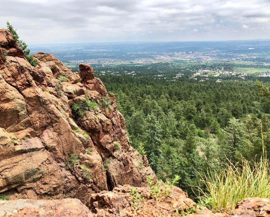 アグネス・ザワツキーのインスタグラム：「Back at my favorite little perch 🌲 this time I tripped on all the rocks up the trail 🙃🥾#beautyandgrace #graceatitsfinest」