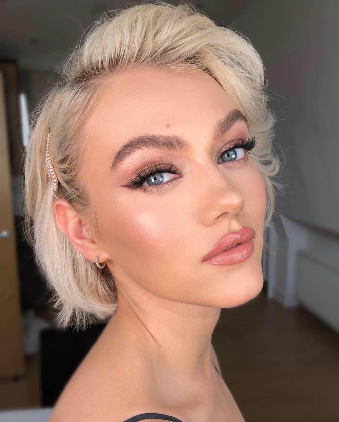 シャーロット・ティルベリーさんのインスタグラム写真 - (シャーロット・ティルベリーInstagram)「Darlings, this DREAMY nude pink makeup look is perfect for daytime glamour this week!! Makeup by #TeamTilbury. #GetTheLook: 🌟COMPLEXION🌟 Magic Cream Magic Away in shade 4 Airbrush Flawless Finish Powder in shade 1 Hollywood Contour Wand Glowgasm Beauty Light Wand in Pinkgasm Hollywood Beauty Light Wand 👁EYES👁 Brow Lift in Star Brow Legendary Brows in Star Brow Rock ‘N’ Kohl eyeliner in Velvet Violet Eyes to Mesmerise in Champagne Full Fat Lashes Mascara 💄LIPS💄 Lip Cheat in Iconic Nude  #HOTLIPS 2 in JK Magic  #CharlotteTilbury #Makeup #Beauty #BeautyLook.」7月23日 3時16分 - charlottetilbury