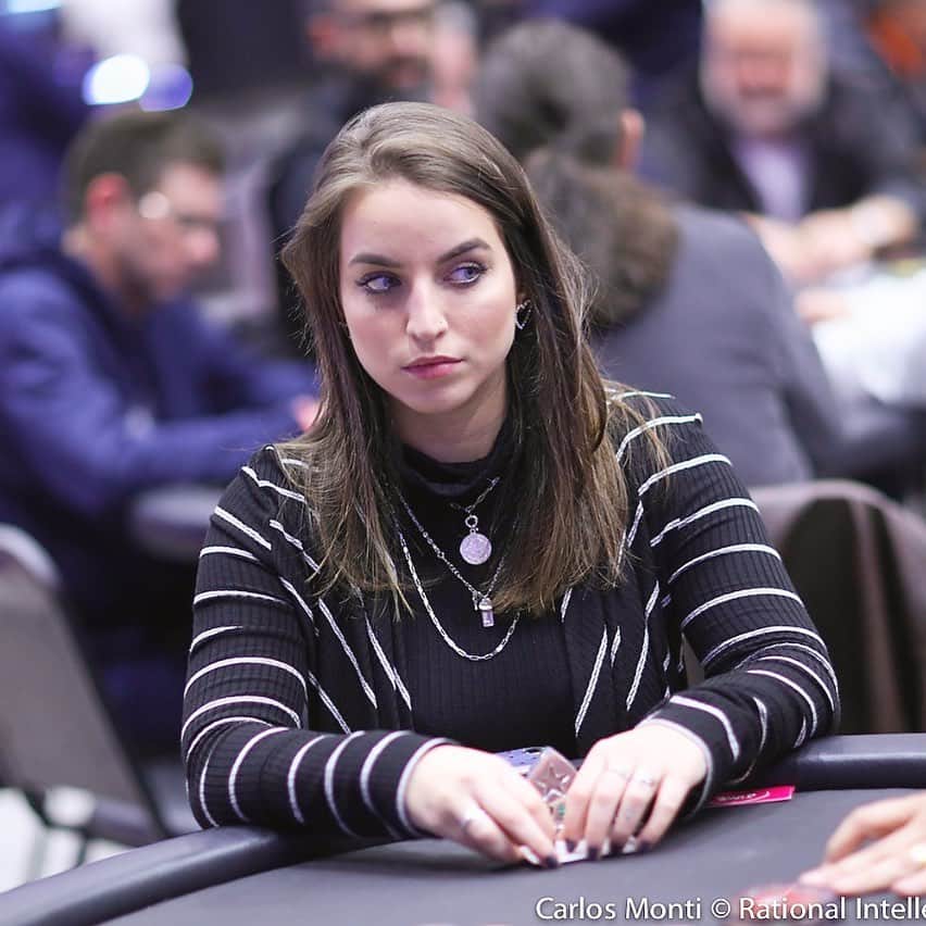 Bruna Unzuetaのインスタグラム：「Pega essa olhadinha...ou melhor, fuzilada 😂 E ai, quem aqui gosta de poker? Sabe jogar? Vamos montar um home game nosso? • @pokerstars」