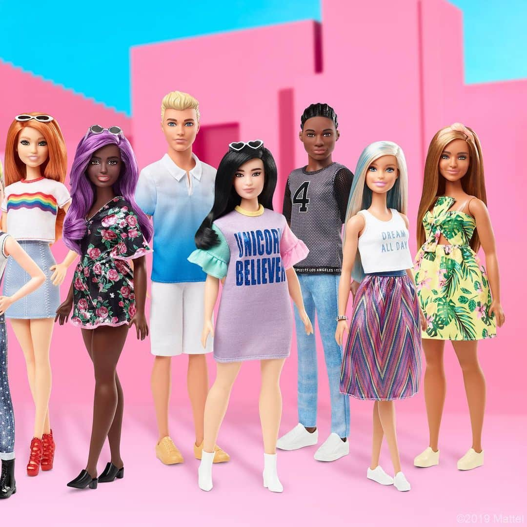 バービーさんのインスタグラム写真 - (バービーInstagram)「A crew just for you! 🖤⁣ ⁣ The #Barbie #Fashionistas line continues to evolve to be more reflective of the world girls see around them. We’re excited to expand our offerings with our most diverse and inclusive doll line. Shop the new Fashionistas now!」7月23日 3時12分 - barbie