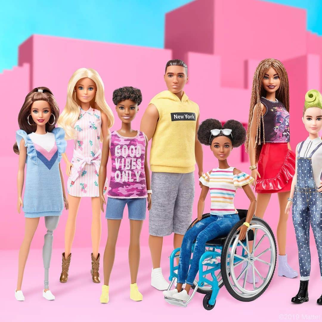 バービーさんのインスタグラム写真 - (バービーInstagram)「A crew just for you! 🖤⁣ ⁣ The #Barbie #Fashionistas line continues to evolve to be more reflective of the world girls see around them. We’re excited to expand our offerings with our most diverse and inclusive doll line. Shop the new Fashionistas now!」7月23日 3時12分 - barbie