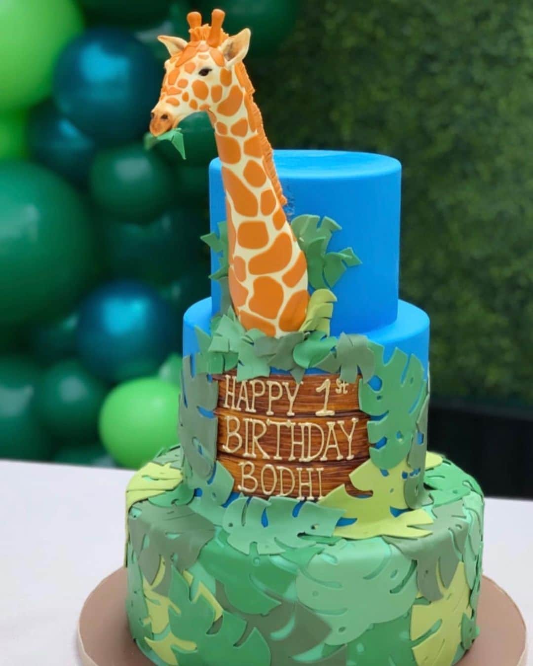 ジェシカ・ロウンズさんのインスタグラム写真 - (ジェシカ・ロウンズInstagram)「Happy 1st Birthday @bodhibuck 🦒🐘🐆🦏🦓 #safariparty」7月23日 3時16分 - jessicalowndes