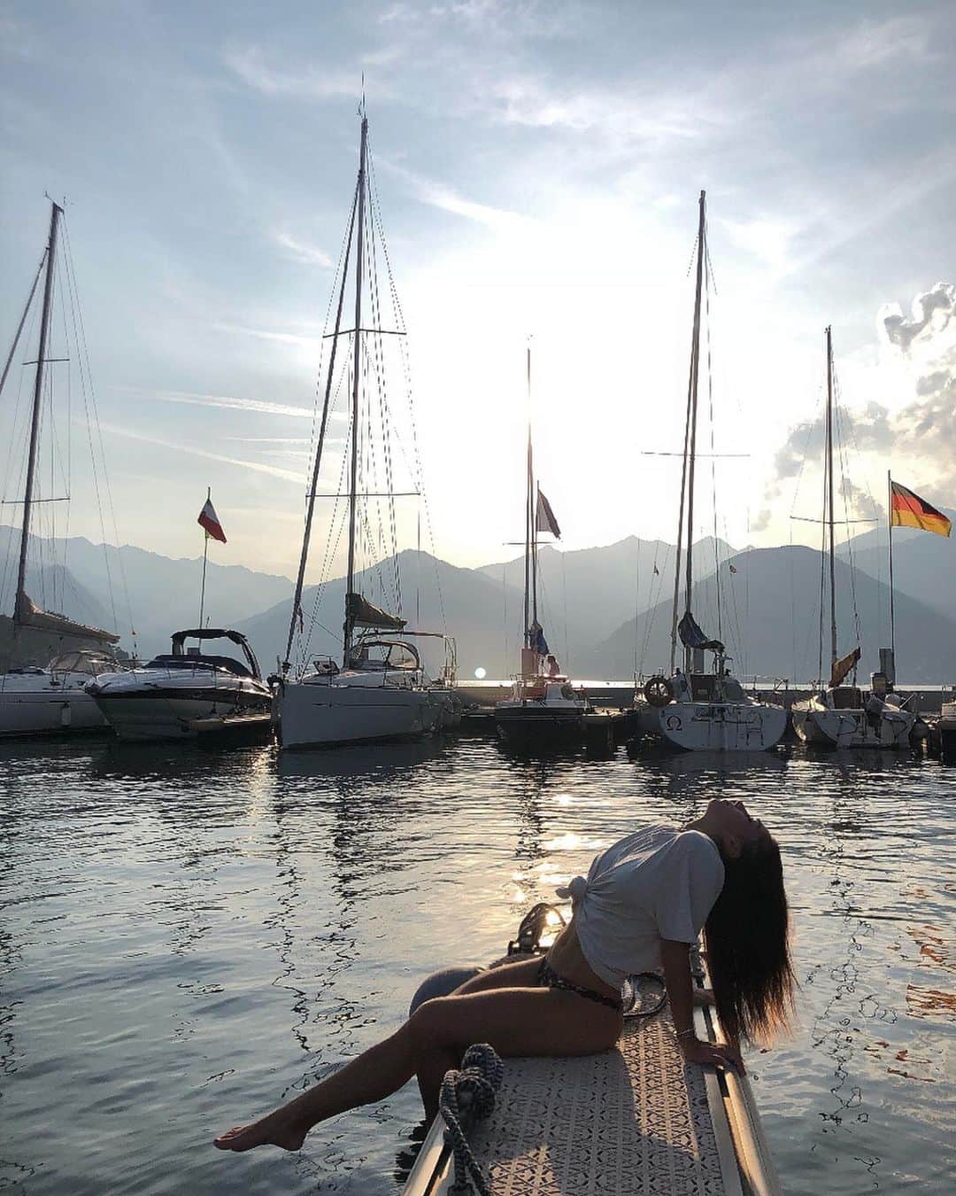 イナス・マリアーニのインスタグラム：「non fermarmi con uno sguardo, vieni con me!  #boat #sun #sunset #dream #me」