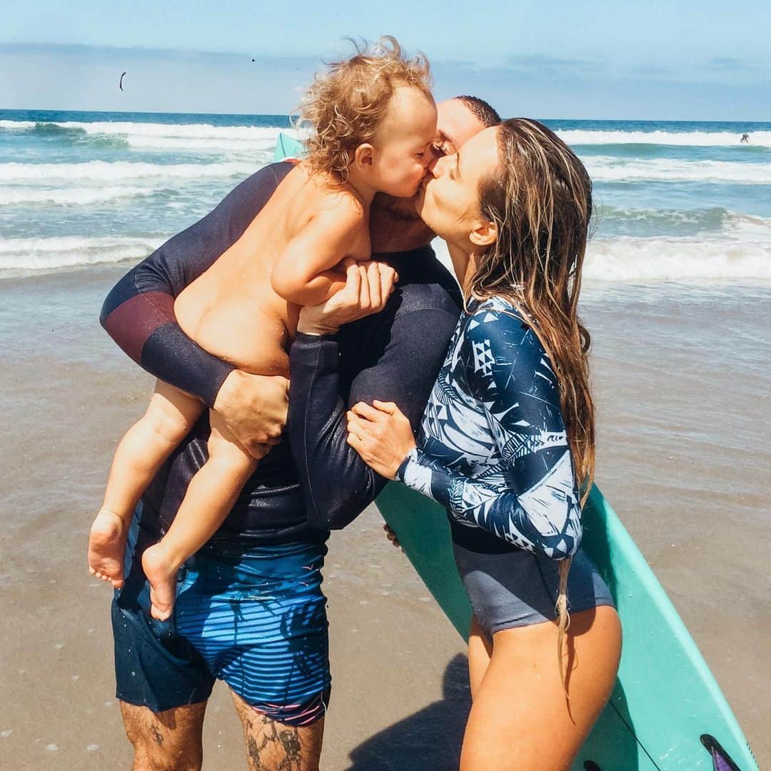 のインスタグラム：「We got dadda back!!! So excited to be back  in Oceanside for the @supergirlpro contest starts in on a few days so if your in the area come say hi☺️」