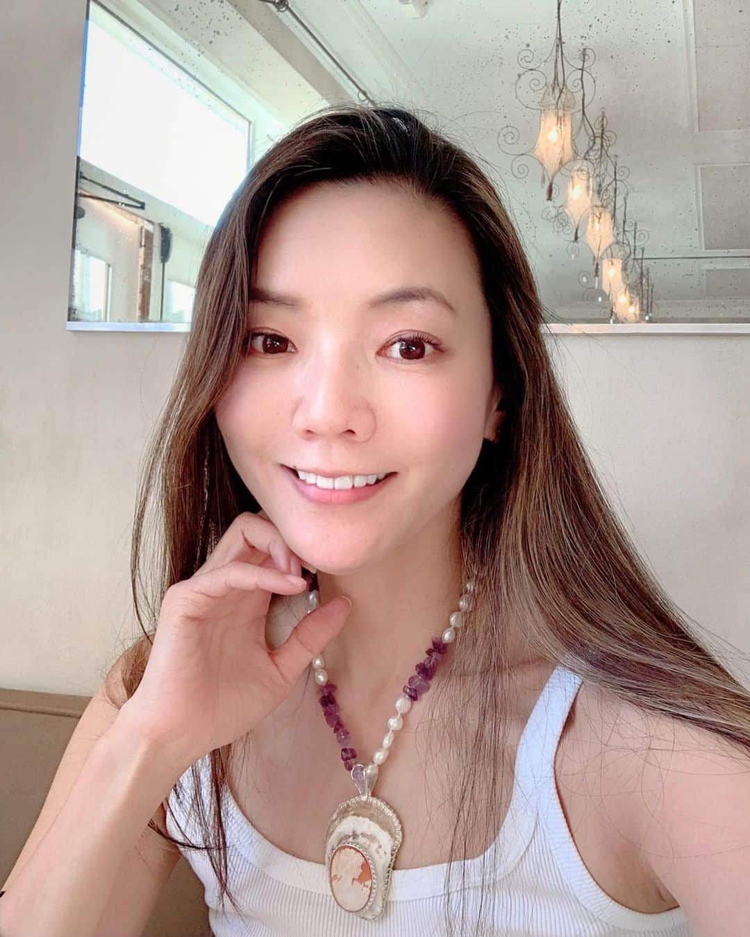 和央ようかさんのインスタグラム写真 - (和央ようかInstagram)「Too Darn Hot 🥵 so wore this gorgeous pendant hand made by @intimateseajewelry 🐚💎 Feeling ocean 🐚and breezy 😘Love it 😍  暑過ぎ💦🥵 気分だけでも、海🏖そよ風を感じたくて、シンプルな装いにこのゴージャスペンダントを😘私には珍しく大ぶりのペンダントだけど、素敵じゃない？❤️😍 #takakonystylin🍎 #lifestyle #nylife  #yokawao #和央ようか #gorgeouspendant ✨」7月23日 3時29分 - yokawao0215