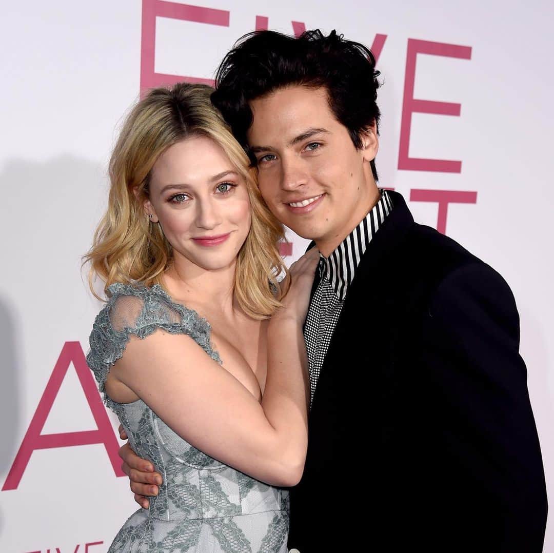 ELLE Magazineさんのインスタグラム写真 - (ELLE MagazineInstagram)「It’s over 💔 #LiliReinhart and #ColeSprouse have reportedly split. Link in bio for everything we know so far.」7月23日 3時50分 - elleusa