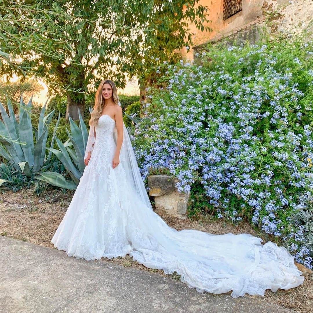 Pronoviasさんのインスタグラム写真 - (PronoviasInstagram)「Congrats to newlyweds @catmcdonnell7 and @paugasol! ♥️ She looked glamorous in her beautiful custom gown.✨ Photo: @josevilla」7月23日 3時48分 - pronovias
