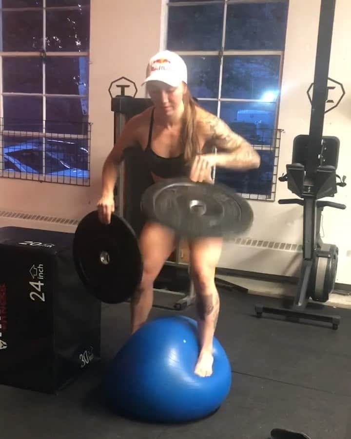 レッドブルのインスタグラム：「What’s more impressive: the balance or the grip strength? 🤔 🏋️‍♀️: @mutchmayhem  #fitness #weightlifting #fitspo #balance #redbull #givesyouwings」