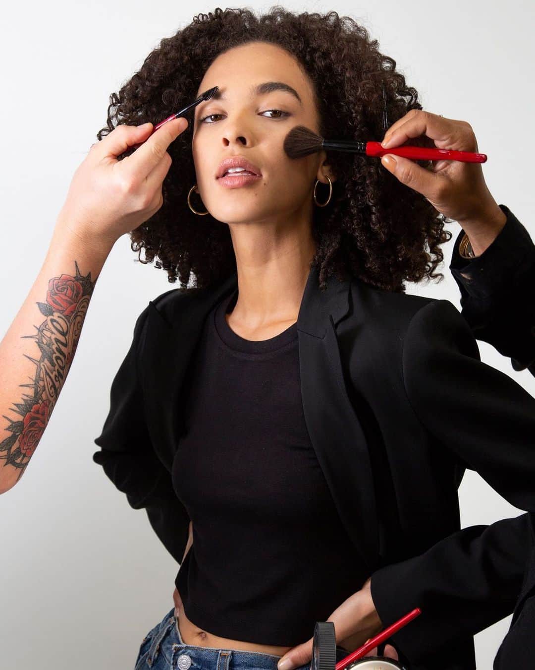 Smashboxのインスタグラム：「We woke up like this (after the glam squad works their magic.) 💁‍♀️⁣ ⠀⠀⠀⠀⠀⠀⠀⠀⠀⁣ Get the studio glow using:⁣ 📸 Photo Finish Fresh Setting Powder⁣ 💡 Photo Finish Oil & Shine Control Primer⁣ 🖌 Camera Ready Pro Brush Set」