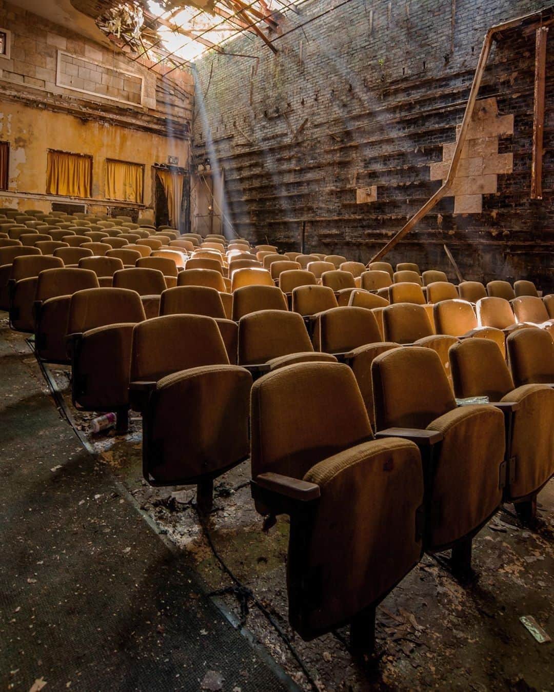 Abandoned Placesさんのインスタグラム写真 - (Abandoned PlacesInstagram)「Light rays shining down in an abandoned theater somewhere near Scranton, Pennsylvania. Photography by @captncaseyy」7月23日 4時00分 - itsabandoned