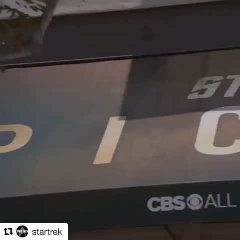 ジェリー・ライアンのインスタグラム：「So fun giving the fans a second surprise Saturday! :-) Watch the full video at StarTrek.com 🖖🏻❤️ #Repost @startrek with @get_repost ・・・ The #StarTrekPicard cast dropped by to surprise fans - tap the link in bio for the full video 💫 #StarTrekSDCC #StarTrek #SDCC」