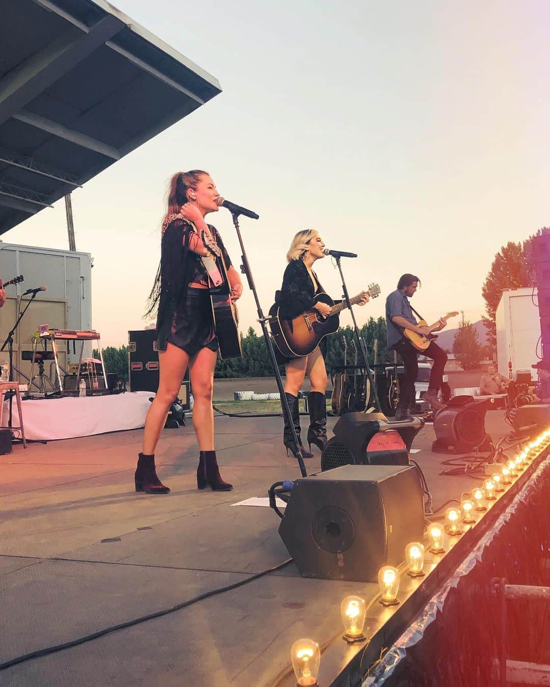 Maddie & Taeさんのインスタグラム写真 - (Maddie & TaeInstagram)「to all our west coasters who hung out with us this week, we freaking love ya 🤘🏼🥰」7月23日 4時09分 - maddieandtae