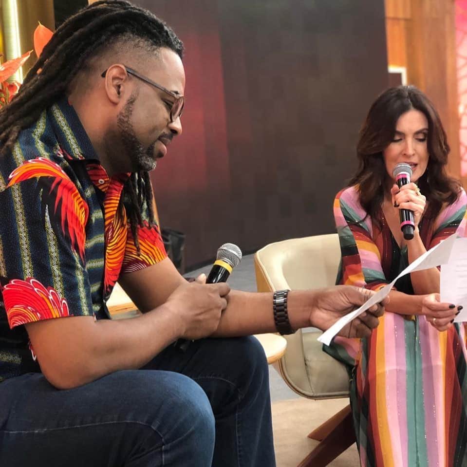 ファチマ・ベルナルデスのインスタグラム：「O programa mal termina e a gente já começa a trabalhar no  #encontrocomfatima do dia seguinte. Essa história vai emocionar, né, @soumanoelsoares?」