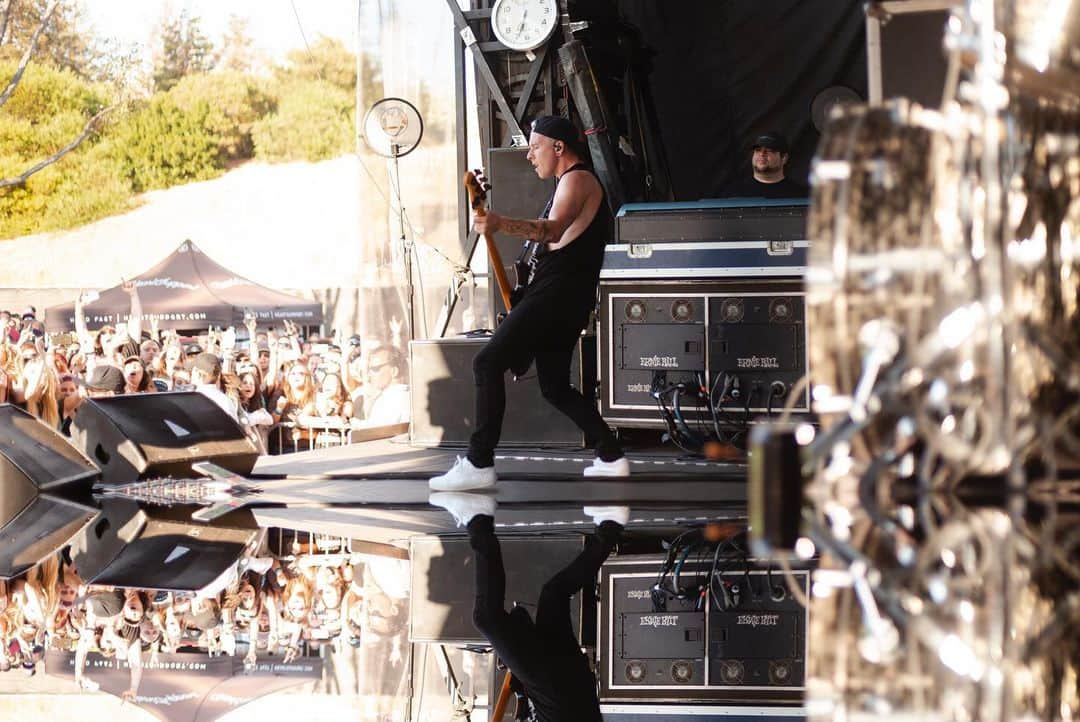 ジャスティン・ヒルズさんのインスタグラム写真 - (ジャスティン・ヒルズInstagram)「Thanks @vanswarpedtour and friends! Mountain View was crazy yesterday! Photo: @itsdannytodd #ernieball #cutlassbass @ernieball」7月23日 4時30分 - justinnfjk