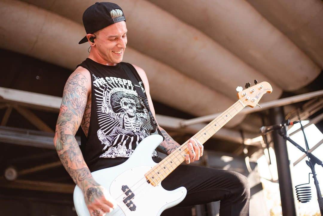 ジャスティン・ヒルズのインスタグラム：「Thanks @vanswarpedtour and friends! Mountain View was crazy yesterday! Photo: @itsdannytodd #ernieball #cutlassbass @ernieball」