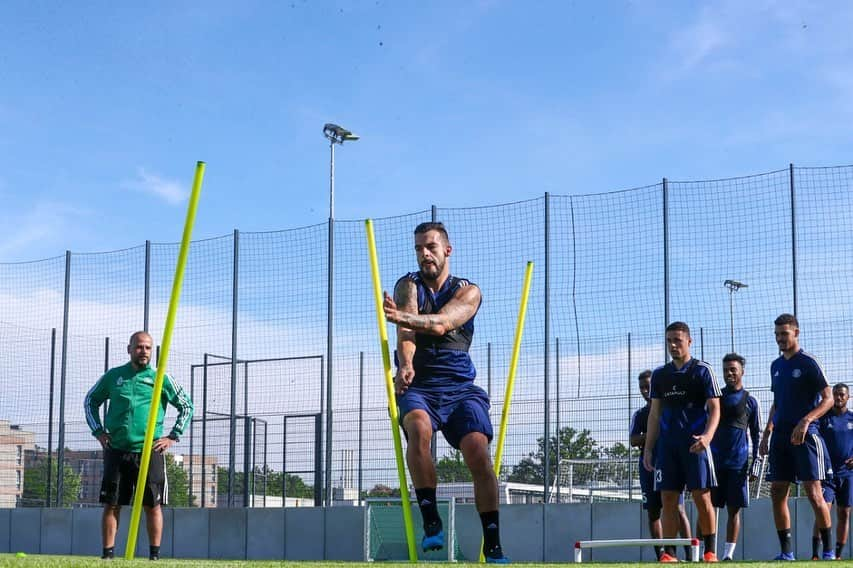 アルバロ・ネグレドさんのインスタグラム写真 - (アルバロ・ネグレドInstagram)「Preparándonos para la temporada! Getting ready for the season!! @alnasr_sc #pretemporada #preseason #an9 💪🏼💙⚽️」7月23日 4時35分 - alvaronegredo9