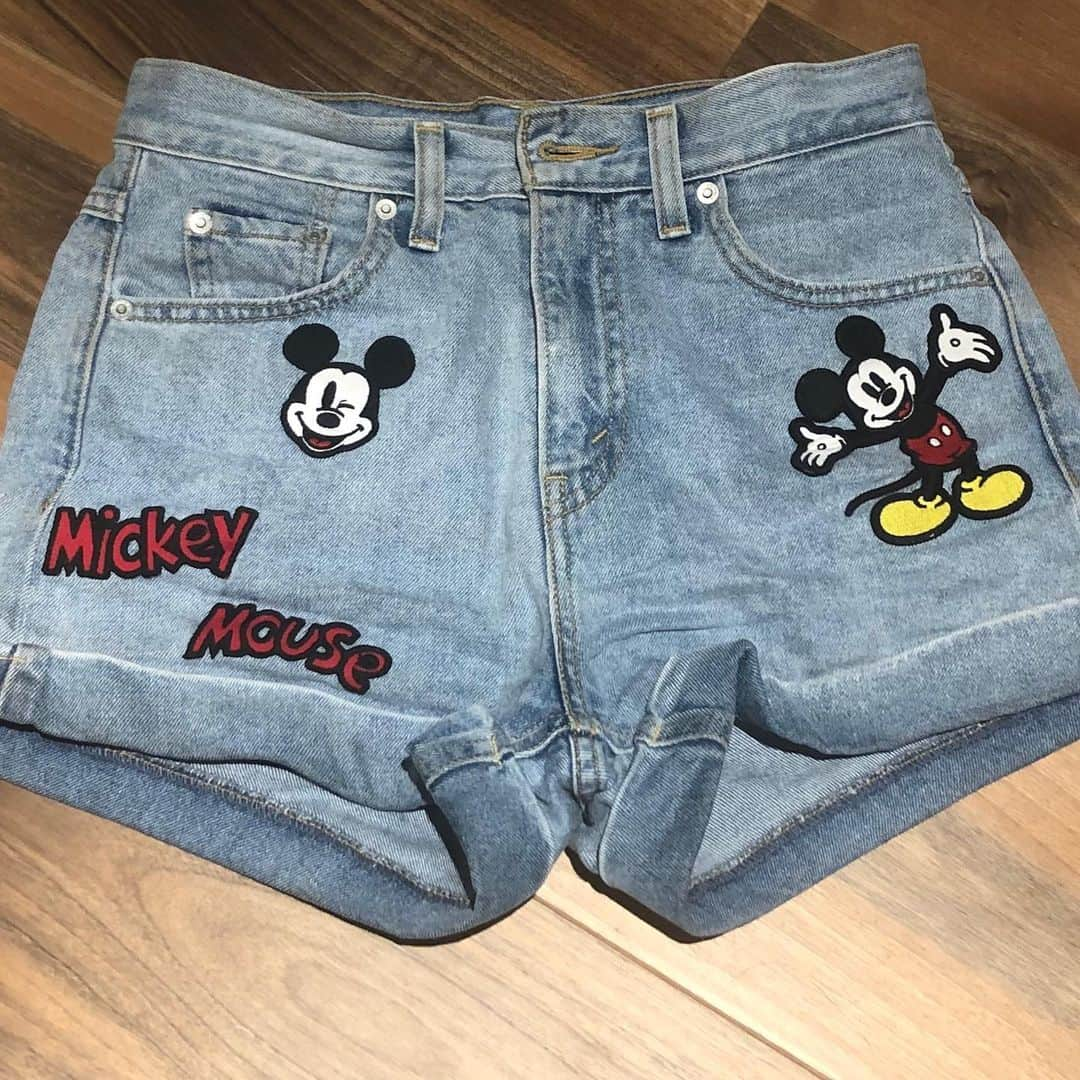 アリー・レイズマンさんのインスタグラム写真 - (アリー・レイズマンInstagram)「Never too old to love Mickey 😋 I literally wear these shorts 3 times a week... 😂」7月23日 4時46分 - alyraisman