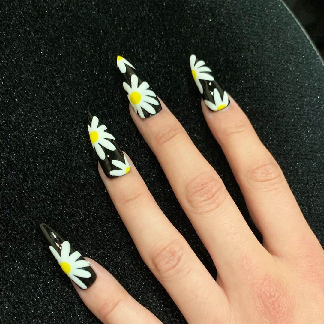 Mei Kawajiriさんのインスタグラム写真 - (Mei KawajiriInstagram)「@sarahfuckingsnyder ‘s loooong flower nails for @thelovemagazine shoot🌼🌼🌼🌼🌼 #nailsbymei」7月23日 4時46分 - nailsbymei
