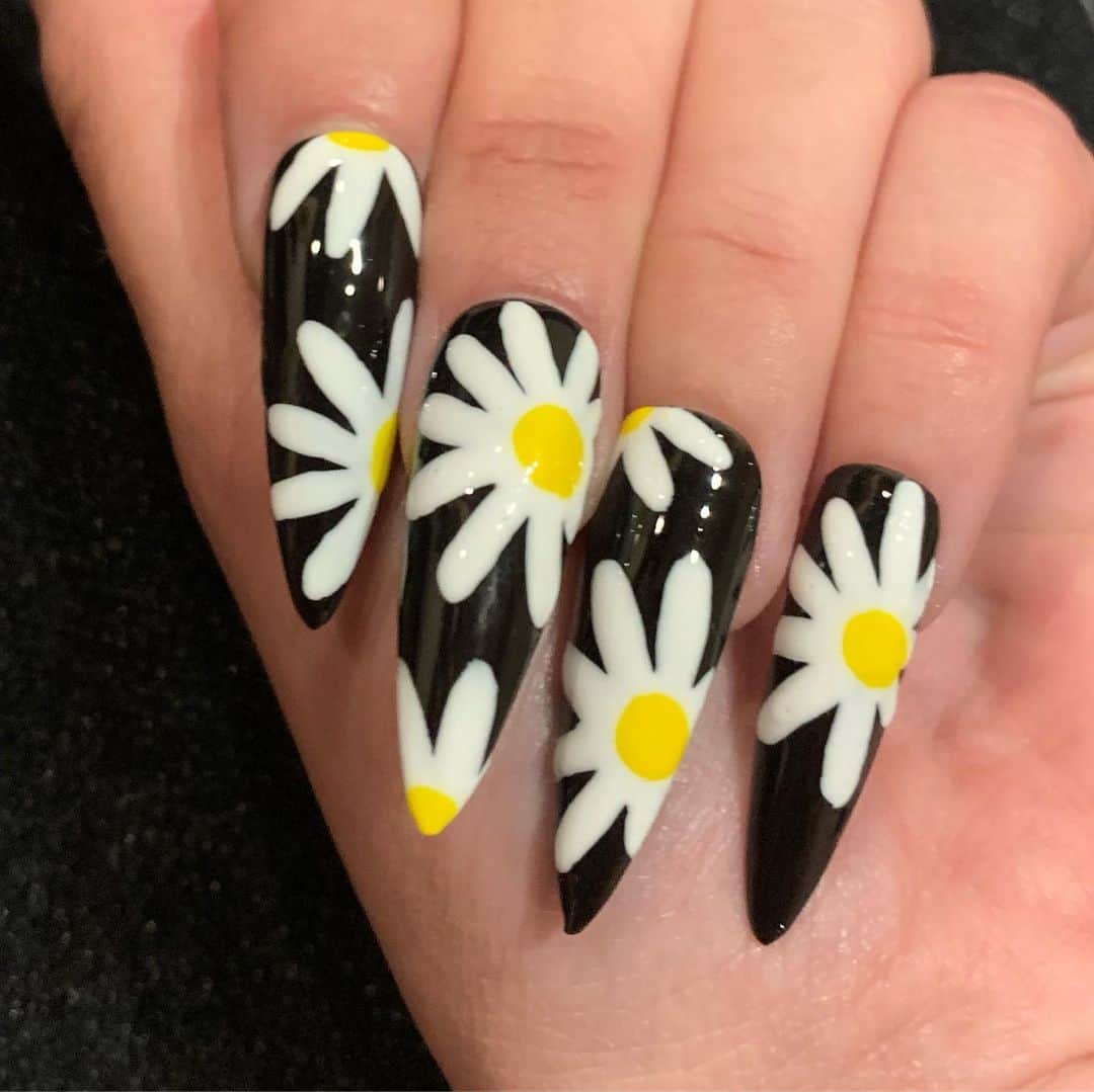 Mei Kawajiriさんのインスタグラム写真 - (Mei KawajiriInstagram)「@sarahfuckingsnyder ‘s loooong flower nails for @thelovemagazine shoot🌼🌼🌼🌼🌼 #nailsbymei」7月23日 4時46分 - nailsbymei