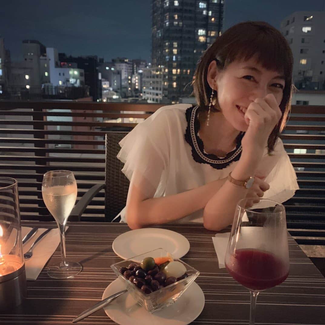 由梨香さんのインスタグラム写真 - (由梨香Instagram)「先日はたくさんアウトプットした﻿ デトックスデイだったー✨﻿ ﻿ 制作してると特に﻿ 人と話すことの少ない日常なので﻿ ﻿ 自分の中で想いや抱えているものがループすることも多い。﻿ 元々そんな性格だし。笑。﻿ ﻿ 明るい友達と大笑いしてスッキリ✨﻿ ﻿ 物を作るというのは意外と﻿ 自分を気持ちよくさせてあげないとダメなんだって﻿ ここ数年でやっと気が付いてきた﻿ ﻿ PCに向かっていたらいい曲が出来る訳でもなく﻿ モヤモヤする時は突然海とか山とか出かける﻿ ﻿ そんな風なのにハマっている最近。﻿ ﻿ 音楽家に限らず  私みたいな真面目な人は 笑﻿ そういうのおすすめだよ！﻿ ﻿ #神楽坂 #天空ガーデン﻿ #4件はしごの3件目 #オリーブ山積み」7月23日 15時41分 - yurikapiano