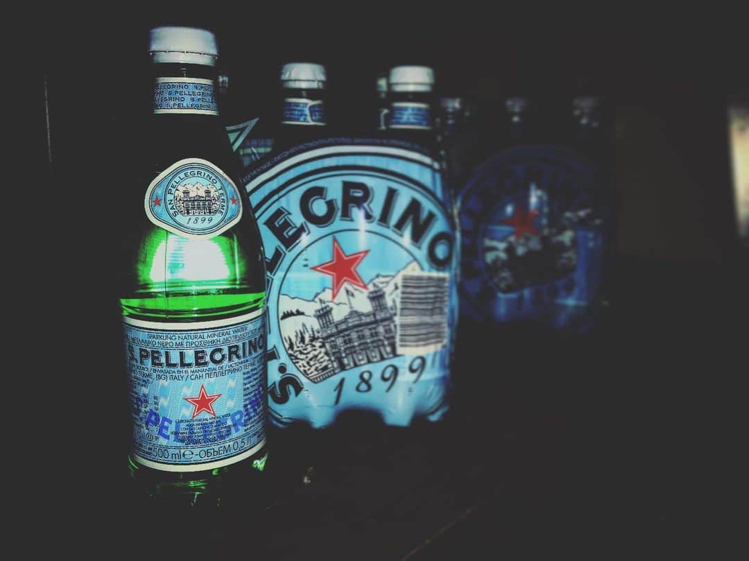 荒木次元のインスタグラム：「安かったからなんとなく箱買いした炭酸水、デザインがメッチャいい #sanpellegrino #italy #water」