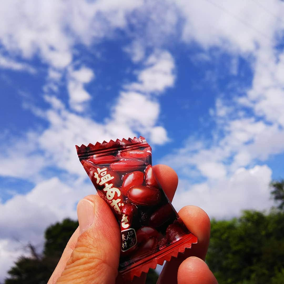 みながわゆみさんのインスタグラム写真 - (みながわゆみInstagram)「#イマソラ #雨上がり #くも #青空 #あめ #飴 #あずき #塩あずき #小豆 #大納言あずき #みかくとう #味覚糖 #おいしい #これから仕事 #頑張ろう」7月23日 15時43分 - nama.09.19