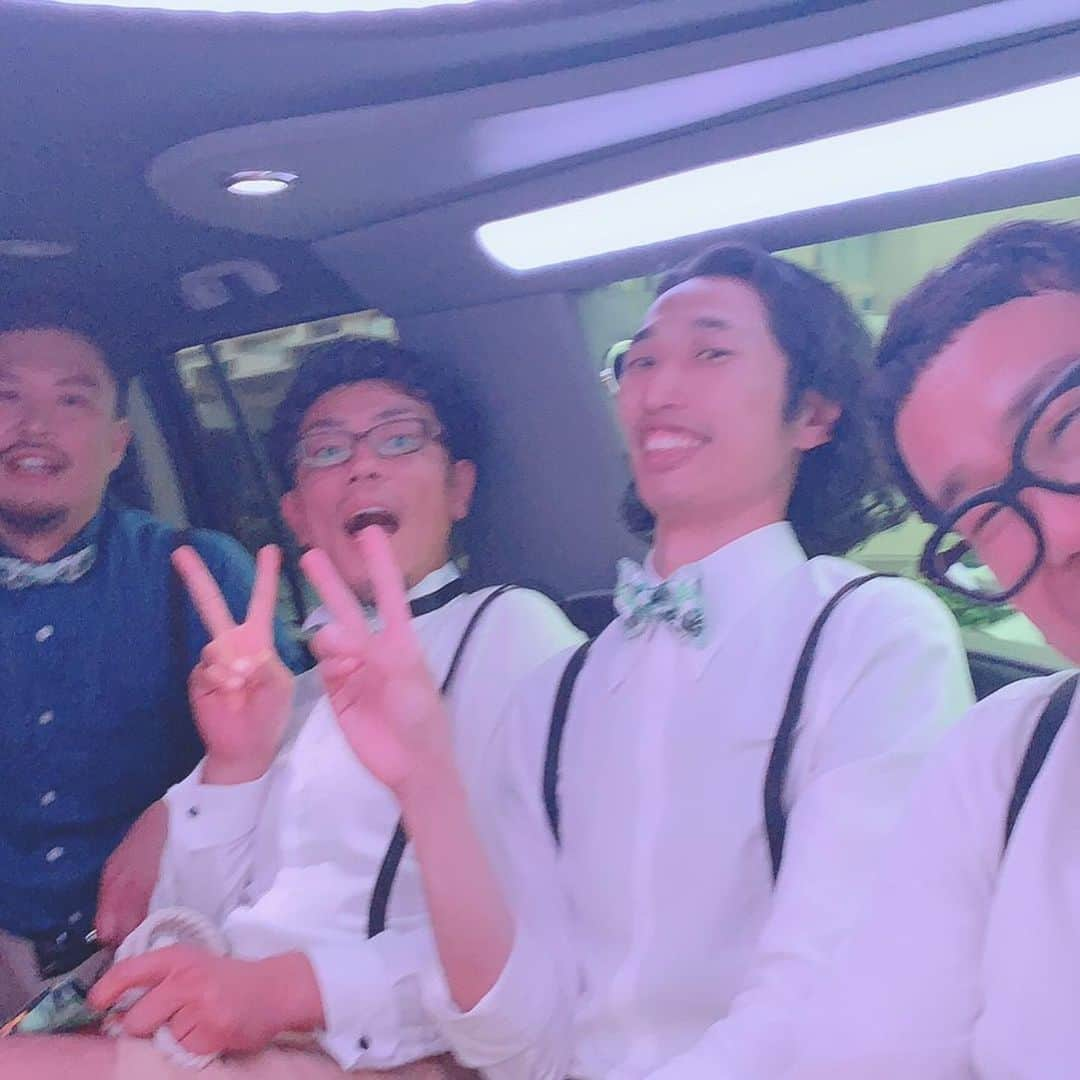 黒澤正徳さんのインスタグラム写真 - (黒澤正徳Instagram)「🌴ハワイPART6🌴 ・ ・ ・ 目的の結婚式㊗️ ・ ・ ・ #写真小出しで今年乗り切る  #人生初サスペンダー  #とにかくおめでとう #読者モデル？ #リムジンでお出迎え  #お面かぶるとくろちゃんわからない #ハワイで結婚式」7月23日 14時16分 - kuro_chan79