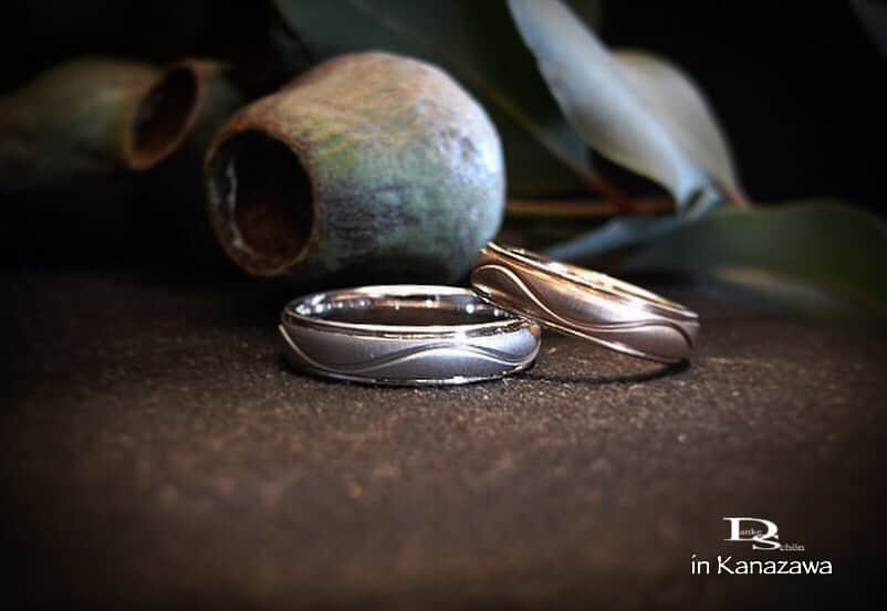 Danke schön ダンケ 金沢 結婚指輪 鍛造さんのインスタグラム写真 - (Danke schön ダンケ 金沢 結婚指輪 鍛造Instagram)「▶︎ ▶︎ ▶︎ ・ 鍛造削り出しの中でも 優しい雰囲気に感じるデザインかな？と…。 ・ ・ 同じデザインでも 地金(素材)変更するとこんな感じ ・ ・ 地金は 8種類から選べます。 ・ ・ -------------------------------------------------- 鍛造削り出し結婚指輪専門 🇩🇪クリスチャンバウアーのデザインに 興味が湧いた方は ↓ ↓ ↓ ↓ ↓ ↓ ・ クリスチャンバウアー専門店 @danke2005 を見て見てね👋🏻 日本の結婚指輪の枠を越えた 🇩🇪made in Germany🇩🇪 -------------------------------------------------- ・ ・ #クリスチャンバウアー #ドイツ製 #christianbauer #ダンケ #金沢結婚指輪 #結婚指輪 #婚約指輪 #鍛造リング #2019秋婚  #2019冬婚 #プロポーズリング#経年変化 #ブライダルリング  #福井結婚指輪 #ポルシェ #メルセデスベンツ #marriagering #ブライダル #旋盤 #大人ウェディング #結婚記念日 #大人婚 #ポリッシュ  #大人セレクト #結婚指輪迷子  #結婚指輪探し #結婚準備  #富山結婚指輪 #工業系 #ユーカリベルガムナッツ」7月23日 14時23分 - danke2005