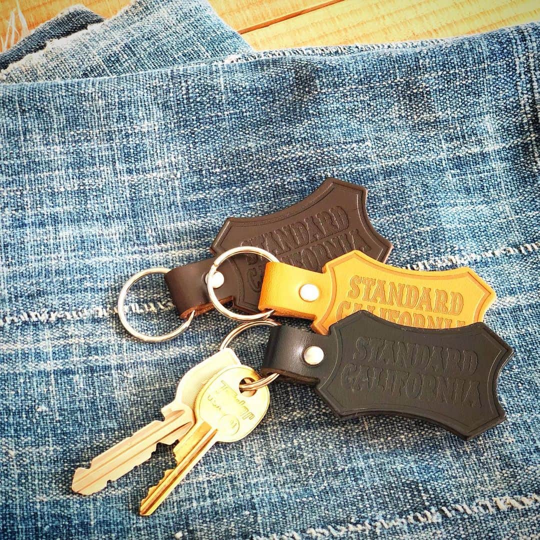スタンダードカリフォルニアさんのインスタグラム写真 - (スタンダードカリフォルニアInstagram)「『BUTTON WORKS × SD Shield Logo Leather Key Holde』が入荷しました。 . COLOR : Black、Light Brown、Dark Brown SIZE ： W8.5cm×H3.5cm PRICE : ￥1,200（＋Tax） . #standardcalifornia #スタンダードカリフォルニア #buttonworks #ボタンワークス #keyholder #キーホルダー#madeinjapan」7月23日 14時26分 - standardcalifornia