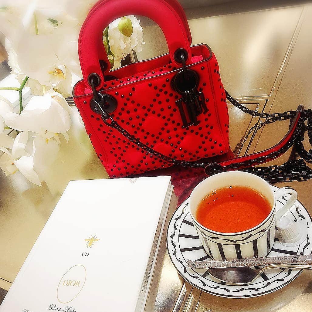 CHIKAさんのインスタグラム写真 - (CHIKAInstagram)「. COOL！！😎🎁❤️💕 . #Dior #ladydior #shopping #ginzasix  #birthdaygift #gift #Happybirthday ♡」7月23日 14時35分 - chika72714