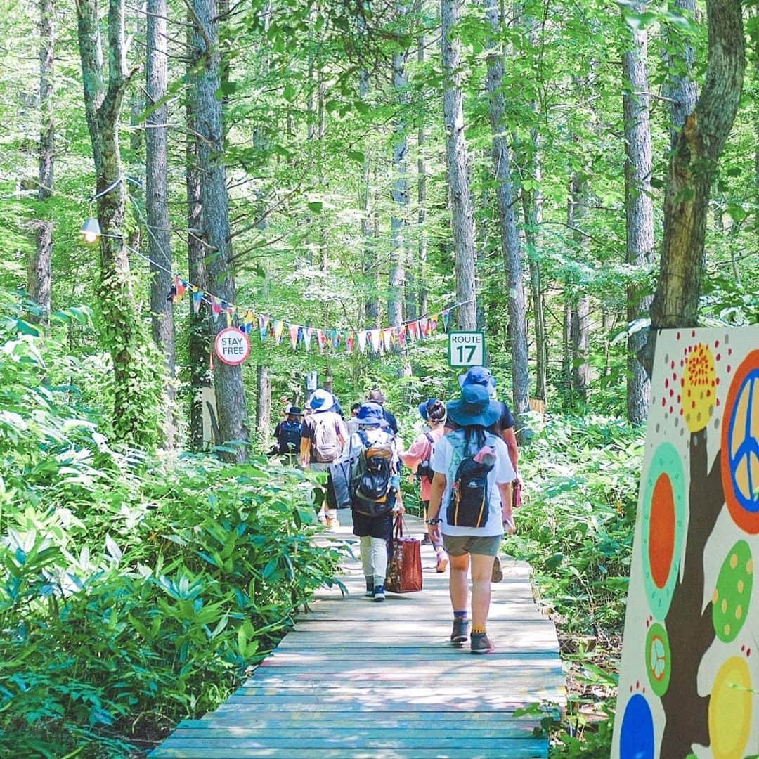 のインスタグラム：「Board Walk🚶‍♂️🚶‍♀️🚶‍♂️🚶‍♂️🚶‍♂️ . #Repost @iam_chars ・・・ ☆ 종일 누워있다 지난주에는 태풍과 싸웠었는데 헿 - —————————————— @fujirock_jp にて、シェアOKの投稿募集中📸  ハッシュタグ #fujirockpost を新規 or 過去の投稿に追加してください。フジロックにまつわる写真や、動画、アート作品などなどお待ちしております♩ Share ok 👉 #fujirockpost  #fujirock #fujirockfestival #フジロック」