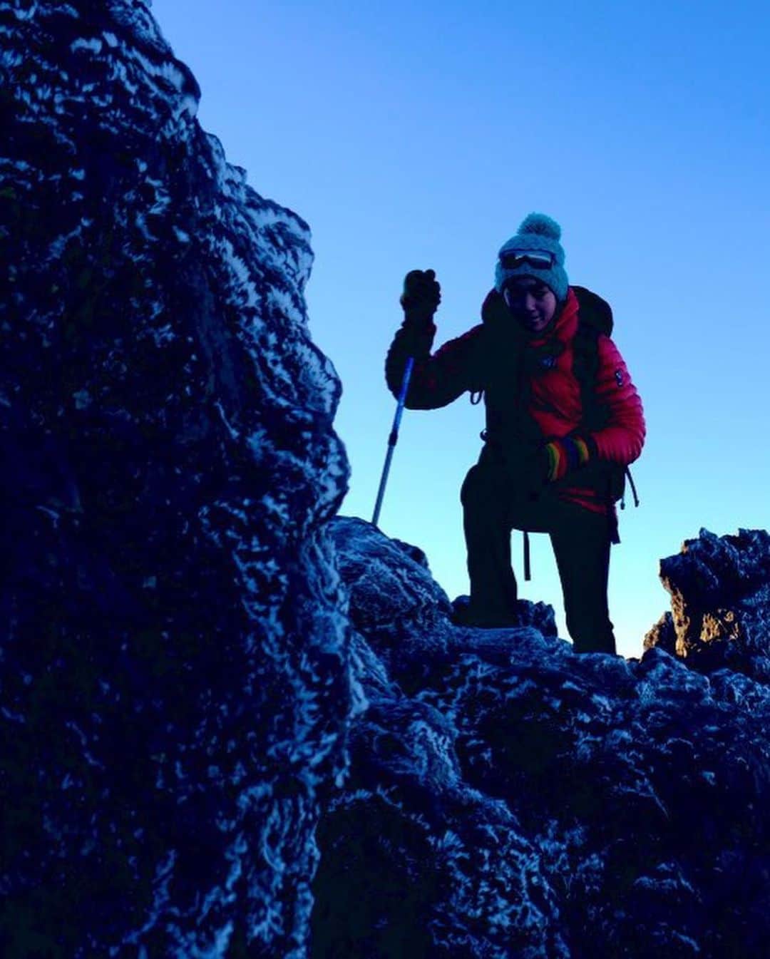 野口健さんのインスタグラム写真 - (野口健Instagram)「キリマンジャロの前哨戦、メルー山に登頂！ 午前一時からアタック開始。風がかなり強くあまりの寒さに忍耐を必要としたましたが、無事に登頂！！！ メルー山山頂からの景色のあまりの美しさ、壮大さに、しばらく声がでなかった。  #野口健#野口絵子#野口健親子登山 #タンザニア#メルー山#アルピニスト」7月23日 14時43分 - noguchiken8848