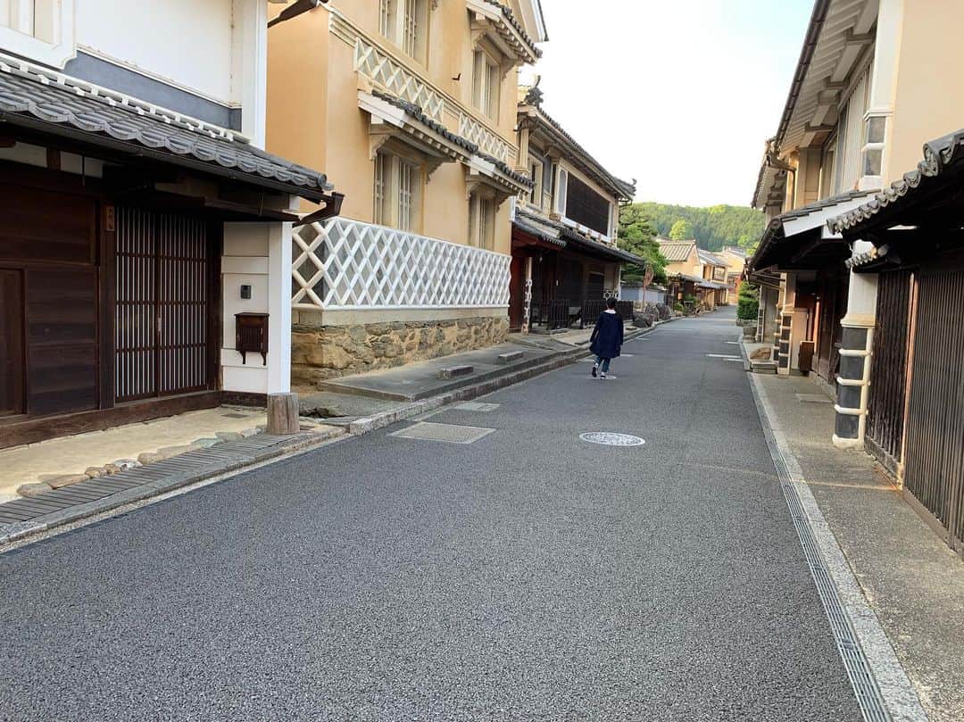 高岡薫のインスタグラム：「内子町に行ってきたよ！！ 八日市護国の街並み〜☺️木蝋産業に係る建造物や町家が並んでました！！ すごく綺麗…🥺🥺そして、久しぶりにこの形の郵便ポスト見た📮そして、内子座にも行ってきたよ！！(外見しか見れませんでしたが…)芸術や文化の活動の拠点地として使われてます！毎年8月には内子座文楽の公演が実施されているみたいです…☺️ #るんばの愛媛紹介 #愛南町 #八日市護国 #内子座」