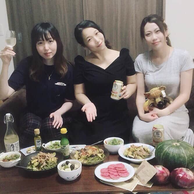 のインスタグラム：「HOME Party with vegetable dishes after practice wearing new one-piece "Juliaboutique"\( ˆoˆ )/ I practiced the instrument for six hours with the members(☝︎ ՞ਊ ՞)☝︎ I was really tired(● ˃̶͈̀ロ˂̶͈́)੭ꠥ⁾⁾ Everyone,nice comments thanks everyday(*⁰▿⁰*) Im so  happy(^з^)-☆ https://ad2.trafficgate.net/t/r/2/6425/294273_367804 @juliaboutique の新作ワンピきて #リハーサル 6時間もやったよw ハードだったけど、できるもんだねw 終わった後は @kei__guitar2019 @natsumi_drummer と #ホムパ した(*^o^*) #ジュリアブティック の新作ワンピはどれも生地がしっかりしてるから着痩せして見えるから好き( ◠‿◠ )w #楽天ラグリ の #オーガニック野菜 サラダと #やさいのなちゅるん #食べて菜 で #ヘルシー料理 ! ファッションもライブも頑張るぞー！ 8月の3,4の2daysライブも宜しくお願いします！！ #ピアノ弾き語り #ピアノ弾き語り女子 #ライブコーデ #コエタス  #ワンピース：#ジュリアブティック @juliaboutique (510244)」