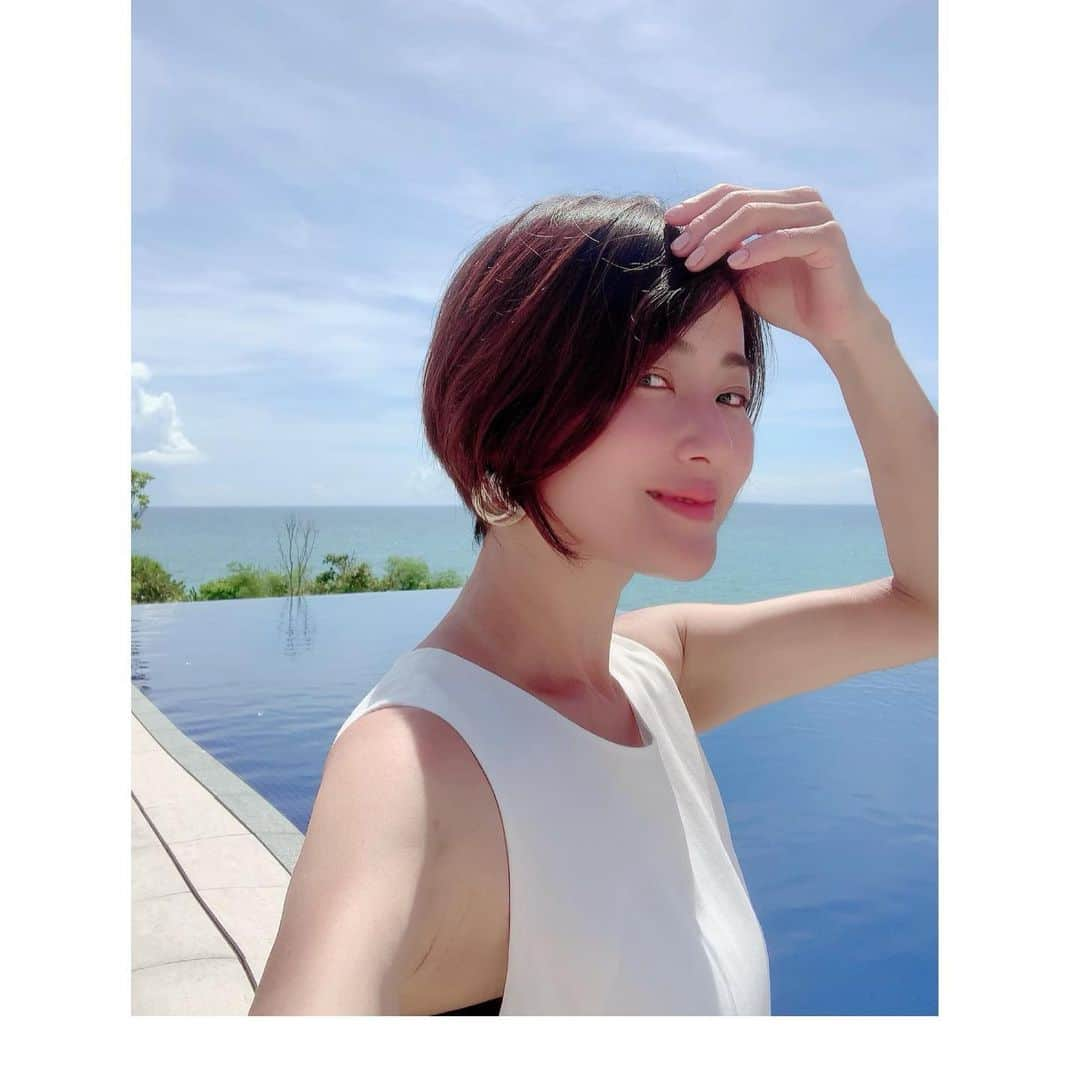 真樹麗子さんのインスタグラム写真 - (真樹麗子Instagram)「今夏のサンプロテクトはPrecious @precious.jp の今月号の特集を熟読しまして、 @episteme_official のホワイトUVショットをセレクト。  肌老化の80％の原因と言われる紫外線を、肌の上で緑色の光に変換する「ダメージブロック」を配合し、UVダメージから細胞を守る日焼け止め☀️ さらに美白美容液と共通の成分を採用し、紫外線対策をしながら同時にブライトニングケアを叶えてくれるんだとか。 その上、大気汚染物質や花粉、ホコリなど空気中の有害物質からも肌を守り抜いてくれるので、とっても頼れる日焼け止め☀️ さすがは、製薬会社ブランドの実力派エピステーム💄 期待しています✨  伊勢丹のエピステームにて、ホワイトUVショットを購入した際に、オススメ頂いたツヤ肌アイテムのBBクリームとパウダーも購入✨  summerタイムも、美しくありたいものです💕  #episteme #エピステーム#ホワイトuvショット#stemscience#耳と首とデコルテにも丁寧に塗ります #instabeauty#コスメ好きさんと繋がりたい #preciousjp #日焼け止め#sunscreen#instagood#最強のブライトニングケア #宜野座の朝#真樹麗子の旅gram」7月23日 14時53分 - makiofficial_0718