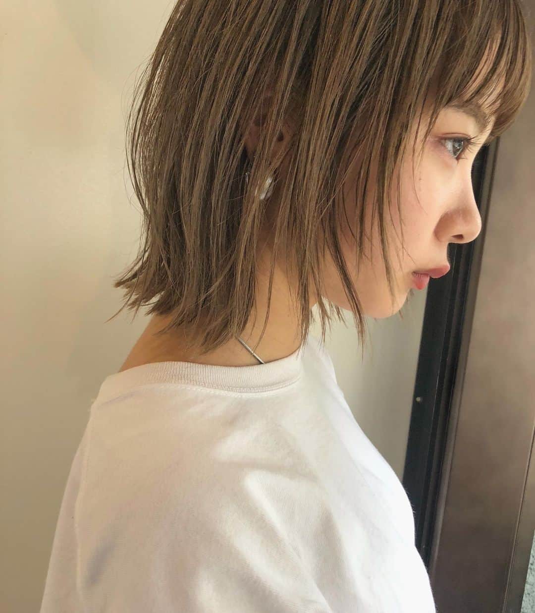 カワシリアツシのインスタグラム：「ボブウルフ✂︎ ・ ・ ・ ・ブリーチの回数がわからない。 ・値段が気になる。 ・ダメージが心配。など なんでもご気軽にご相談ください😊 ・ ご予約やご相談はDM・LINEにて待ちしております🙆‍♂️ ・ ・ ・  #アディクシー #イルミナカラー  #外国人風カラー #ミニボブ #切りっぱなしボブ #ハイライト #外ハネ #グラデーション #外国人風 #ポートレート #美容室 #美容院 #美容学生 #撮影 #東京 #渋谷  #ショートヘア #グレージュ  #ブルージュ #ブリーチ #portrait #フィルムカメラ #hairstyle #ショートカット #haircolor #ハイトーン #데일리룩 #时尚 #แฟชั่น#デジキュア」