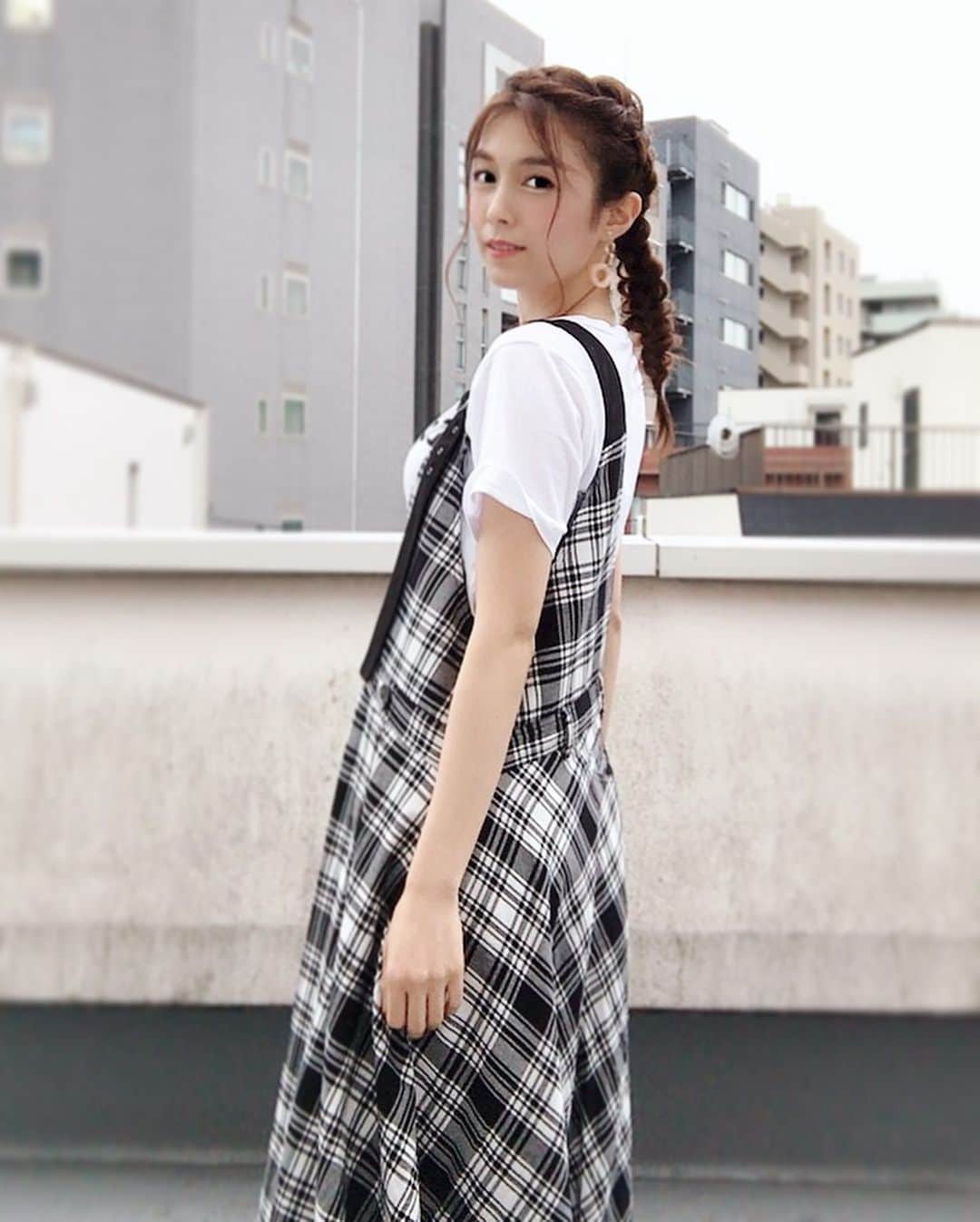 麻衣愛のインスタグラム：「編み込みヘアー✂︎と私服♡ 髪型がお気に入りだと1日の気分があがる💗😋 #編み込みアレンジ #ヘアアレンジ #編み込み #編み込みツインテール #hairset #hairarrange #hairstyle #aulaaila #fashion #code」