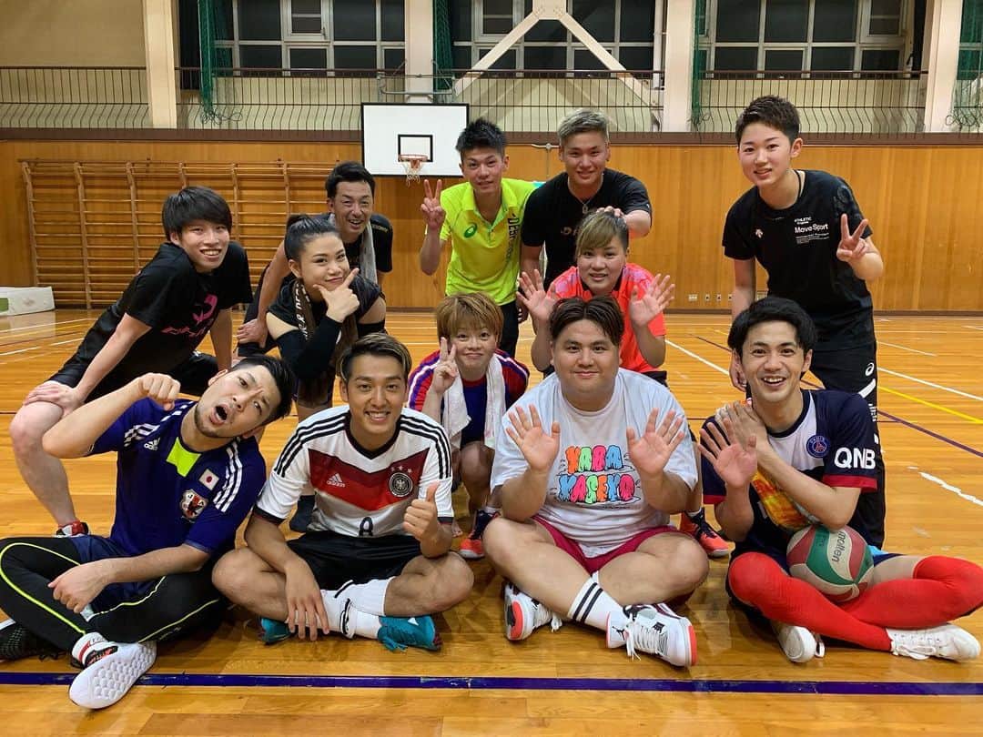 池田真一のインスタグラム：「出張助っ人真べぇで和歌山にバレーボール参加してきました！ だいぶ序盤でズボン破れたし、大事な所におもいっきりバレーボール当たったし、めちゃくちゃ楽しかったです😁 皆さん心よく受け入れてくれてありがとうございました！ 出張助っ人真べぇ関西圏なら行けるとこまで行きますので気軽にオファーしてください！もちろんお金はかかりません！ #出張助っ人真べぇ #ダブルアート真べぇ #アスリート上野 #ちからこぶ晃太朗  #生ファラオ石川」