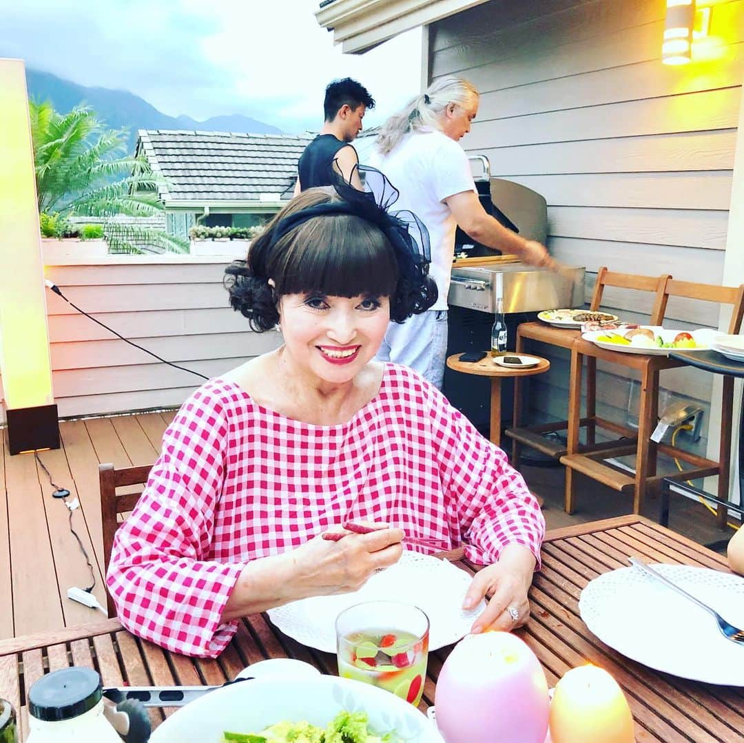 黒柳徹子さんのインスタグラム写真 - (黒柳徹子Instagram)「今日は、ゆったり！ みんなでBBQ💕 私は、食べるだけ。 美味しい。」7月23日 15時22分 - tetsukokuroyanagi