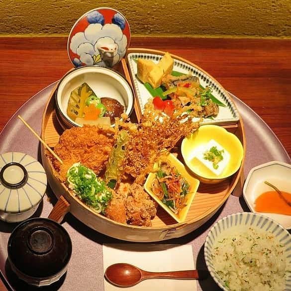 Japan Food Townさんのインスタグラム写真 - (Japan Food TownInstagram)「Have you enjoyed Special Service Lunch at "Anzu" in Japan Food Town yet?﻿ ﻿ Premium Tonkatsu Restaurant "Anzu" provides limited Service Lunch at ONLY $15++!! It will be limited ONLY 20 Set/day so HURRY UP to visit "Anzu" and grab a chance to enjoy it.﻿ ﻿ You will enjoy "Anzu" Signature Tonkatsu and many kinds of daily side dishes in the special bento box. The set will be served with Miso Soup and Chawanmushi.﻿ Don't forget to take a picture of this special Service Lunch as beautiful and gorgeous to share with your friends!!﻿ ﻿ Who want to try it today?﻿ Let's visit "Anzu" in Japan Food Town before finished 20 set and enjoy it for your lunch today!!﻿ ﻿ Japan Food Town is located at 435 Orchard Road, Wisma Atria Unit 04-39/54.﻿ Anzu is located at Wisma Atria #04-39/54 in Japan Food Town.﻿ ﻿ みなさん、Japan Food Town内の「あんず」のスペシャルサービスランチはお召し上がり頂けましたか？﻿ ﻿ 美味しいとんかつで人気の「あんず」では限定のサービスランチを超お得な$15++でご提供中です！一日限定20セットのみのご提供ですので売り切れる前にお早めに「あんず」に直行して下さいね。﻿ ﻿ 「あんず」自慢のとんかつは勿論日替わりの小鉢も沢山ついて綺麗な弁当に仕上げてお出ししております。加えて味噌汁と茶碗蒸しもセットになっていますのでボリュームも価格も大満足のおすすめ限定ランチです。﻿ 召し上がる前に綺麗なお弁当の写真もお忘れなく！ご友人等に写真をシェアしてあげて下さいね！﻿ ﻿ さあ、早速今日のランチに召し上がりたいと言うみなさん！﻿ 20セットが売り切れる前にランチタイムになったらJapan Food Townの「あんず」に直行！﻿ ﻿ Japan Food Townは435 Orchard Road, Wisma Atria Unit 04-39/54にあります。﻿ あんずはJapan Food Town内、Wisma Atria #04-39/54にあります。﻿ ﻿ #anzu #servicelunchbento #bento #tonkatsu #limited⁣﻿ #japanfoodtown #japanesfood #eatoutsg #sgeat#foodloversg #sgfoodporn #sgfoodsteps #instafoodsg #japanesefoodsg #foodsg #orchard #sgfood #powermeal #foodstagram #singapore#wismaatria #gss #greatsingaporesale」7月23日 15時31分 - japanfoodtown