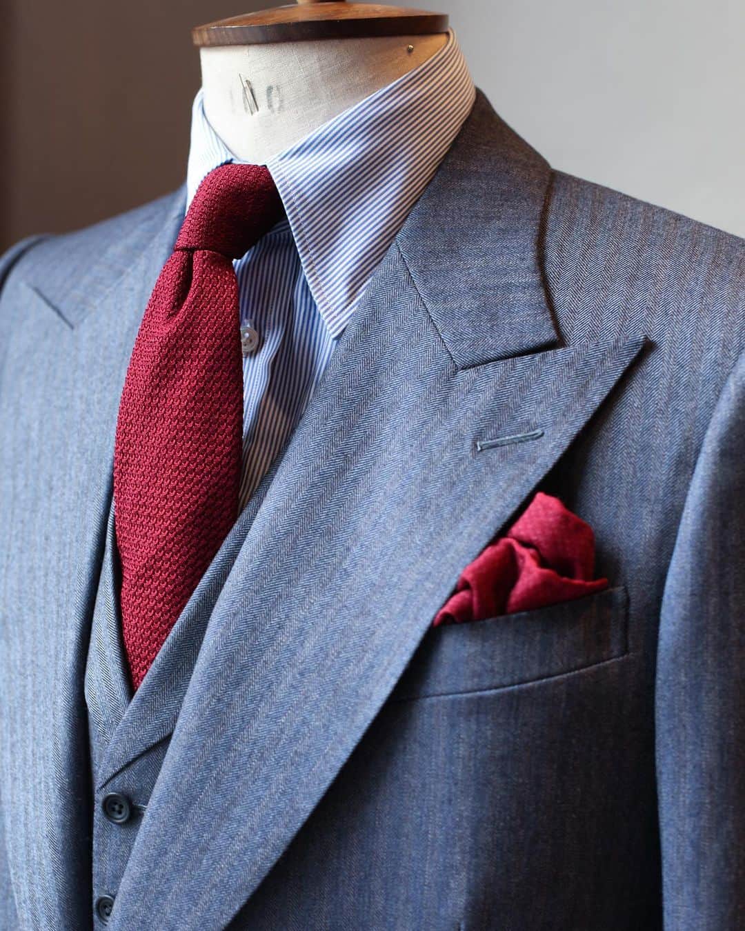 エドワード セクストンさんのインスタグラム写真 - (エドワード セクストンInstagram)「A chic RAF blue mid-weight herringbone worsted cloth with subtle crimson flecks. Paired with a classic shirt and tie, this is a sophisticated alternative to a plain navy suit. .  #TheSextonLook #FromTheStudio #BespokeTailoring #BritishStyle #SavileRow #Luxury #Menswear #SS19 #Bespoke」7月23日 15時33分 - edwardsexton