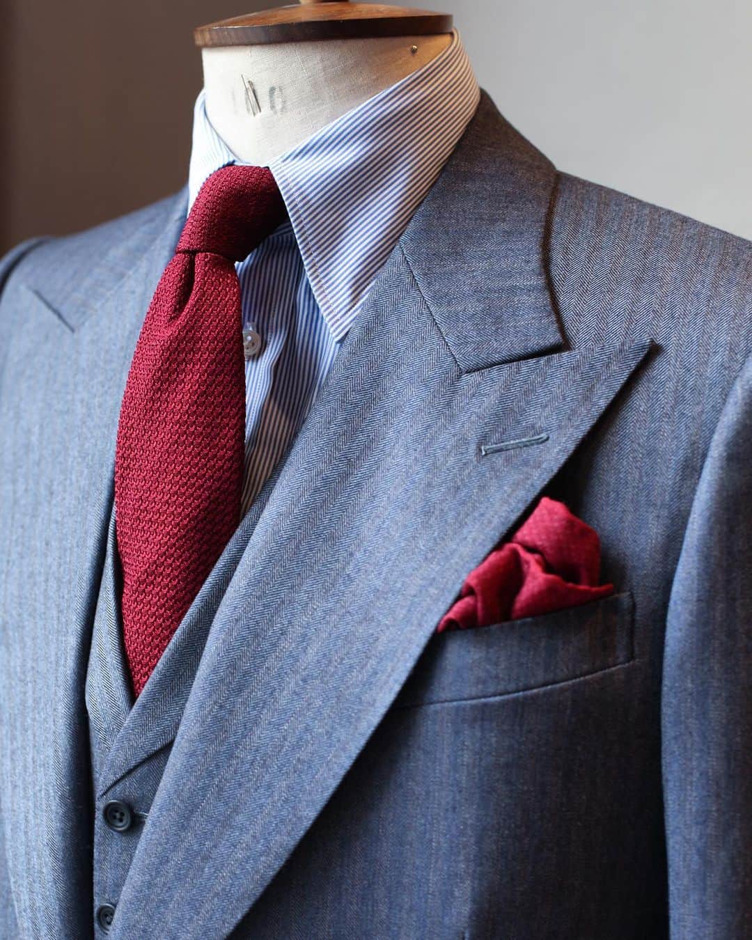 のインスタグラム：「A chic RAF blue mid-weight herringbone worsted cloth with subtle crimson flecks. Paired with a classic shirt and tie, this is a sophisticated alternative to a plain navy suit. .  #TheSextonLook #FromTheStudio #BespokeTailoring #BritishStyle #SavileRow #Luxury #Menswear #SS19 #Bespoke」
