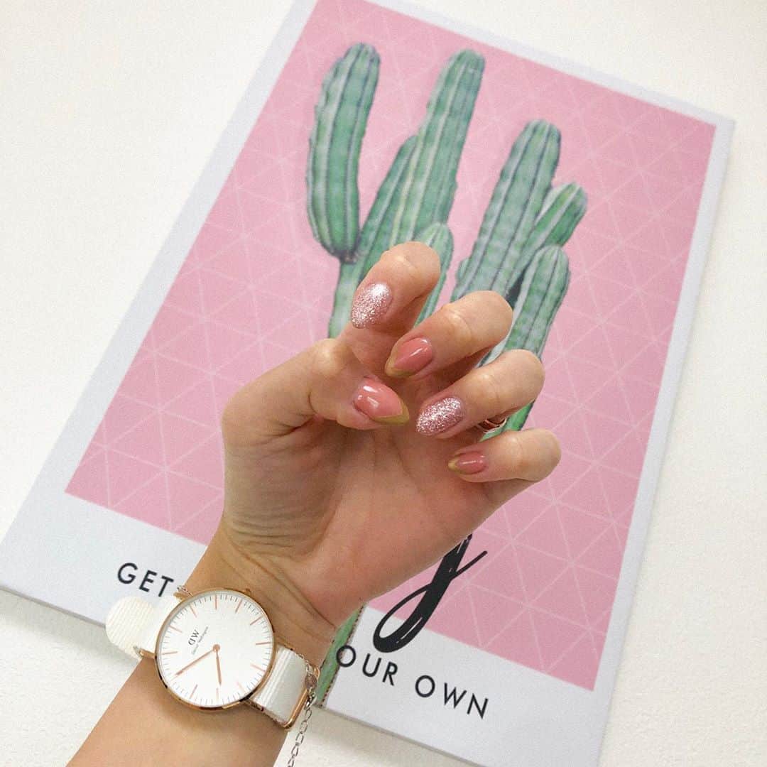 金澤絵美利さんのインスタグラム写真 - (金澤絵美利Instagram)「・２０１９／０７／２３-🌥・ . . ＮＥＷ ＮＡＩＬ💅🏻 今回のネイルは シンプルだけど鬼カワにしてもらいました😍 めーっちゃくちゃお気に入りーっ🥺💓 いつもありがとうございます🙇🏻‍♀️✨ Ｔｈａｎk Ｙｏｕ @nailsalon.lecocon ❤︎ . そして久々につけた腕時計⌚️ 腕時計と重ねつけしてるリングと @danielwellington の新作✌🏼 白を基調としたデザインで可愛いの🤤 シンプルだから何にでも合わせやすい☝🏼 . 私のこの時計は CLASSIC DOVER WHITE36MM リングはCLASSIC RING💍 . 今なら公式サイトのみで使える 15%OFF クーポンがあるので 購入予定のある方は是非使って下さい😊 クーポンコード 『emiri』8/31まで⚠️ https://www.danielwellington . . @danielwellington  #danielwellington#watch #DW#white#nail#pink#cute #新作#腕時計#DW新作#手元くら部 #DW手元ルック#ダニエルウェリントン  #ネイル#ネイルデザイン#シンプルネイル #フレンチネイル#デザイン#ピンク#可愛い」7月23日 15時36分 - emiristyle