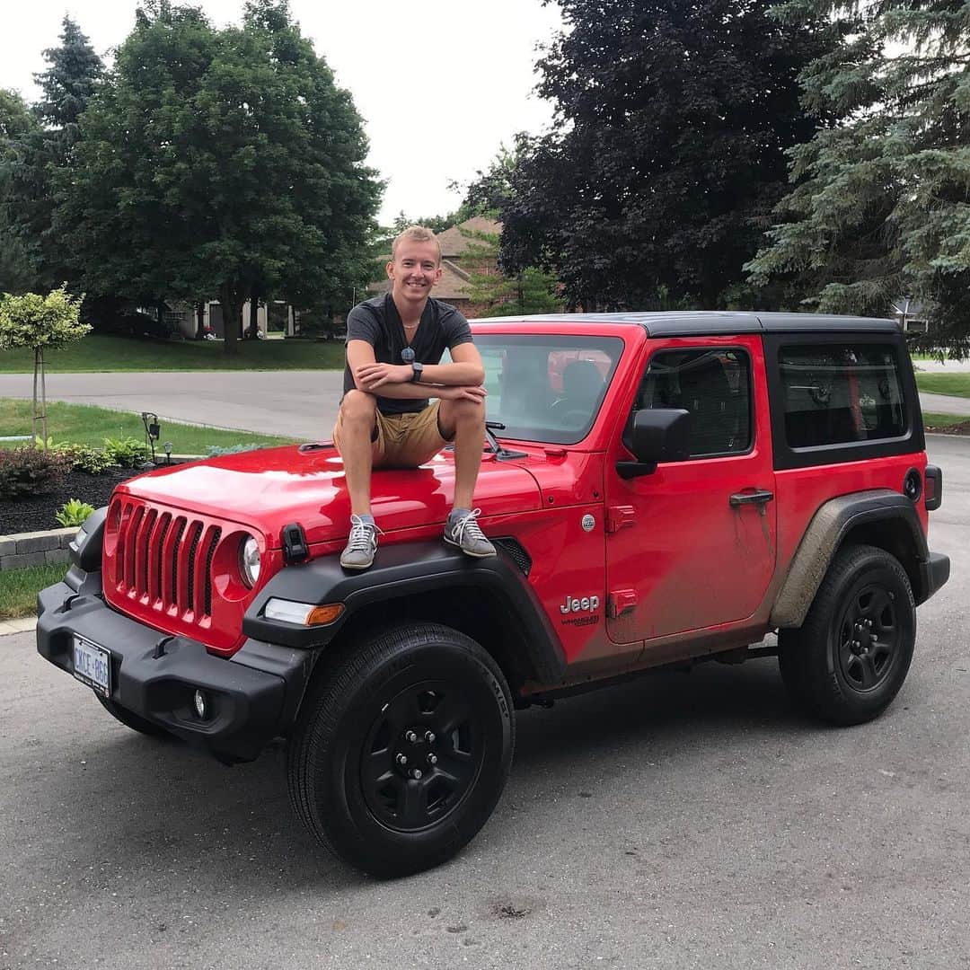 アンドレイ・ロゴジンのインスタグラム：「Just bought my new toy few hours ago and already got her dirty 😆  #newjeep #newwrangler #redjeepclub #тачка #джип #джипы」