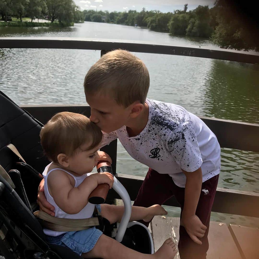 ジャクソン・ビーバーのインスタグラム：「Love being a big brother」