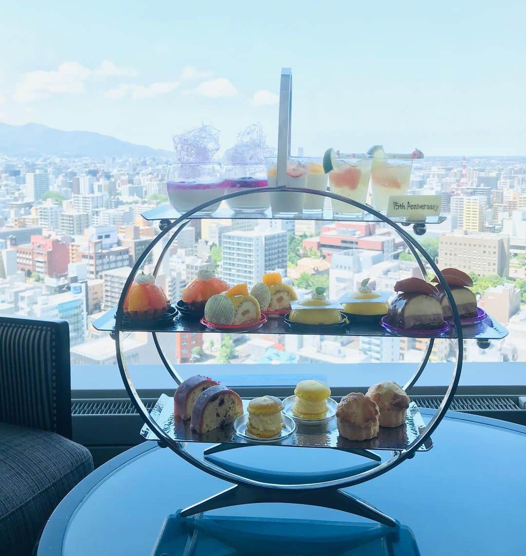 のインスタグラム：「【絶景×スイーツで至福のひととき】 poroco8月号「札幌の絶景」特集では、札幌の街を見渡せるお店や、自然に囲まれたカフェなどもご紹介しています！😆 写真は、トップ オブ プリンスの「天空のアフタヌーンプレート」、Teatime cafeやまのいえの「アフタヌーンティー」、Patisserie Cafe Feveの「アイスケーキ」✨✨✨ 景色のいい場所で、かわいくて美味しいスイーツを食べるなんて最高です😋💕 #poroco #ポロコ #札幌グルメ #札幌スイーツ #札幌カフェ #札幌アフタヌーンティー」